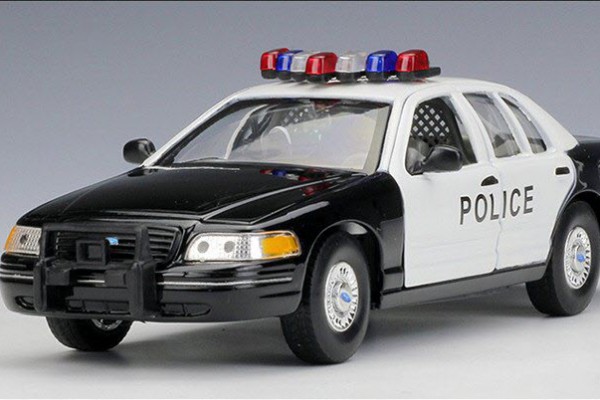 1999 Ford Crown Victoria Police 1:24 Welly